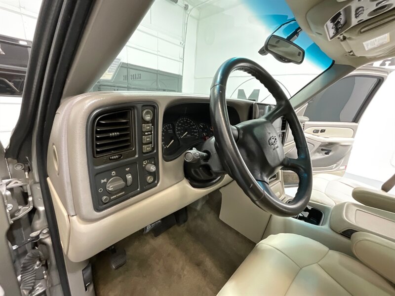 2002 Chevrolet Suburban 2500 LT 4X4 / 8.1L V8 / Leather / NEW TIRES / Sunroof / Heated Seats / 3RD ROW SEAT / ZERO RUST - Photo 34 - Gladstone, OR 97027