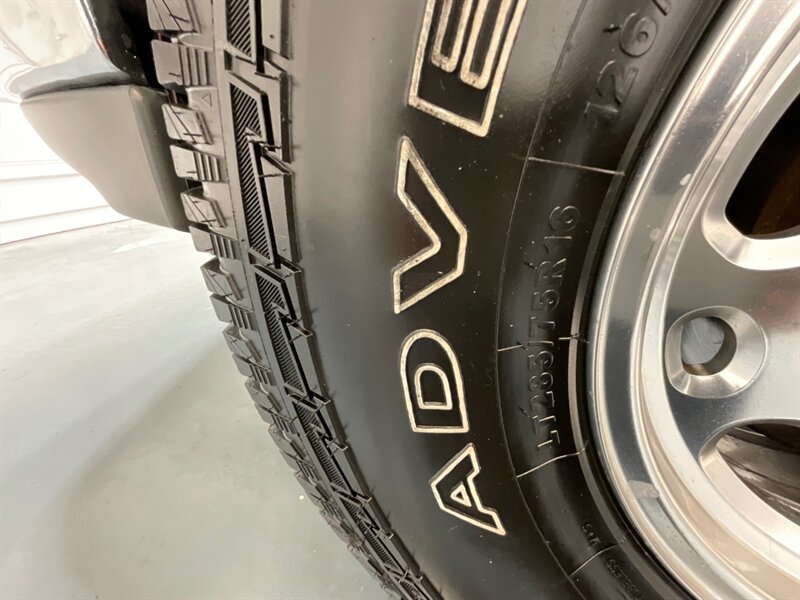 2002 Chevrolet Suburban 2500 LT 4X4 / 8.1L V8 / Leather / NEW TIRES / Sunroof / Heated Seats / 3RD ROW SEAT / ZERO RUST - Photo 46 - Gladstone, OR 97027