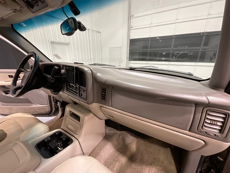 2002 Chevrolet Suburban 2500 LT 4X4 / 8.1L V8 / Leather / NEW TIRES / Sunroof / Heated Seats / 3RD ROW SEAT / ZERO RUST - Photo 35 - Gladstone, OR 97027