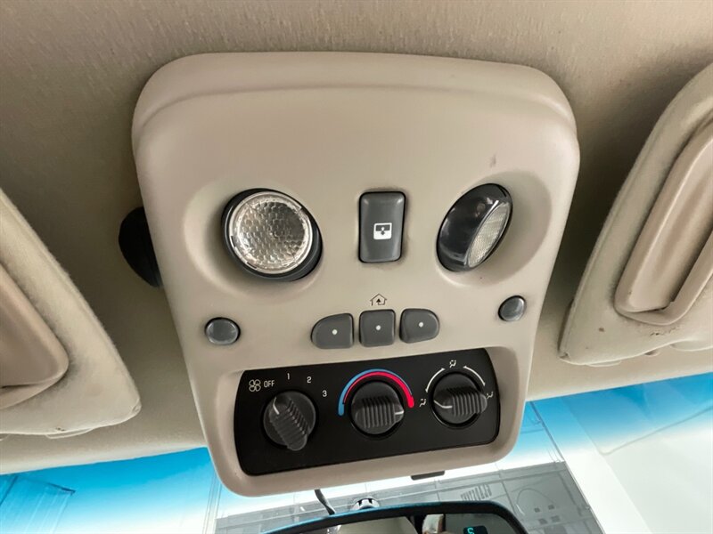 2002 Chevrolet Suburban 2500 LT 4X4 / 8.1L V8 / Leather / NEW TIRES / Sunroof / Heated Seats / 3RD ROW SEAT / ZERO RUST - Photo 21 - Gladstone, OR 97027