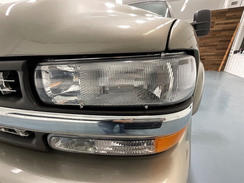 2002 Chevrolet Suburban 2500 LT 4X4 / 8.1L V8 / Leather / NEW TIRES / Sunroof / Heated Seats / 3RD ROW SEAT / ZERO RUST - Photo 27 - Gladstone, OR 97027