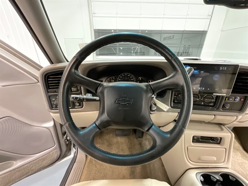 2002 Chevrolet Suburban 2500 LT 4X4 / 8.1L V8 / Leather / NEW TIRES / Sunroof / Heated Seats / 3RD ROW SEAT / ZERO RUST - Photo 37 - Gladstone, OR 97027