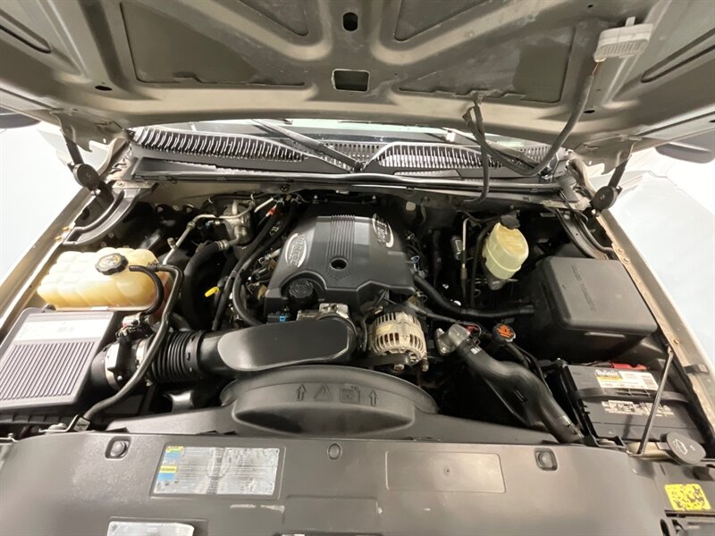 2002 Chevrolet Suburban 2500 LT 4X4 / 8.1L V8 / Leather / NEW TIRES / Sunroof / Heated Seats / 3RD ROW SEAT / ZERO RUST - Photo 48 - Gladstone, OR 97027