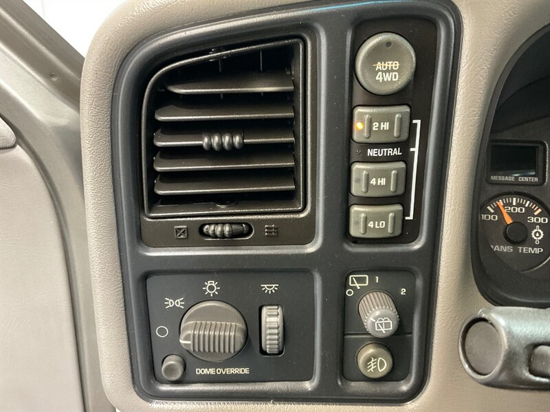 2002 Chevrolet Suburban 2500 LT 4X4 / 8.1L V8 / Leather / NEW TIRES / Sunroof / Heated Seats / 3RD ROW SEAT / ZERO RUST - Photo 19 - Gladstone, OR 97027