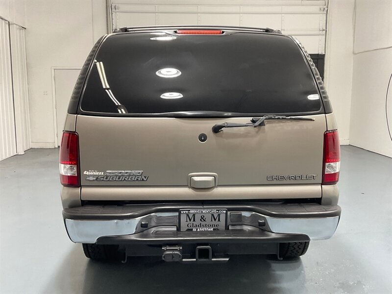 2002 Chevrolet Suburban 2500 LT 4X4 / 8.1L V8 / Leather / NEW TIRES / Sunroof / Heated Seats / 3RD ROW SEAT / ZERO RUST - Photo 6 - Gladstone, OR 97027