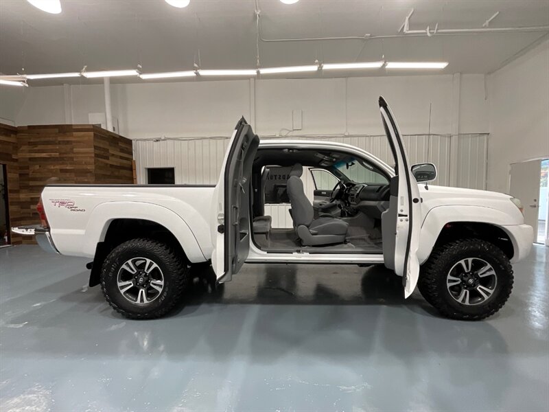 2006 Toyota Tacoma V6 Access Cab TRD OFF RD 4X4 /6-SPEED / LIFTED / NEW LIFT + NEW GOODYEAR TIRES + WHEELS / 1-OWNER LOCAL / ZERO RUST - Photo 12 - Gladstone, OR 97027