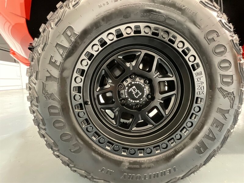 2017 Toyota Tacoma TRD Sport 4X4 / V6 / LIFT w. NEW WHEELS & TIRES /Sunroof / Heated Seats ./ Blind Spot Alert / Navigation & Backup Camera / ZERO RUST - Photo 23 - Gladstone, OR 97027