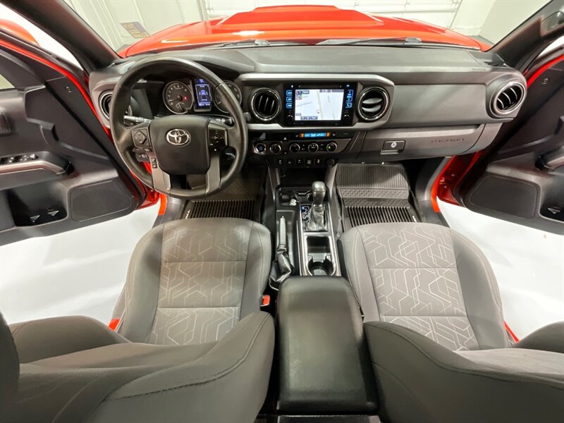 2017 Toyota Tacoma TRD Sport 4X4 / V6 / LIFT w. NEW WHEELS & TIRES /Sunroof / Heated Seats ./ Blind Spot Alert / Navigation & Backup Camera / ZERO RUST - Photo 21 - Gladstone, OR 97027