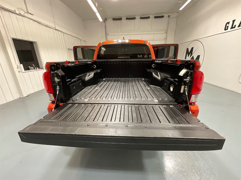 2017 Toyota Tacoma TRD Sport 4X4 / V6 / LIFT w. NEW WHEELS & TIRES /Sunroof / Heated Seats ./ Blind Spot Alert / Navigation & Backup Camera / ZERO RUST - Photo 10 - Gladstone, OR 97027