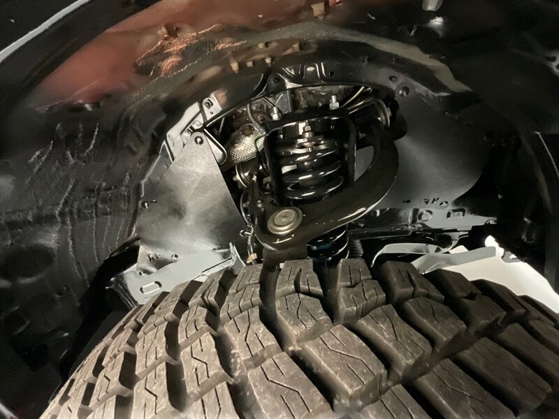 2017 Toyota Tacoma TRD Sport 4X4 / V6 / LIFT w. NEW WHEELS & TIRES /Sunroof / Heated Seats ./ Blind Spot Alert / Navigation & Backup Camera / ZERO RUST - Photo 59 - Gladstone, OR 97027