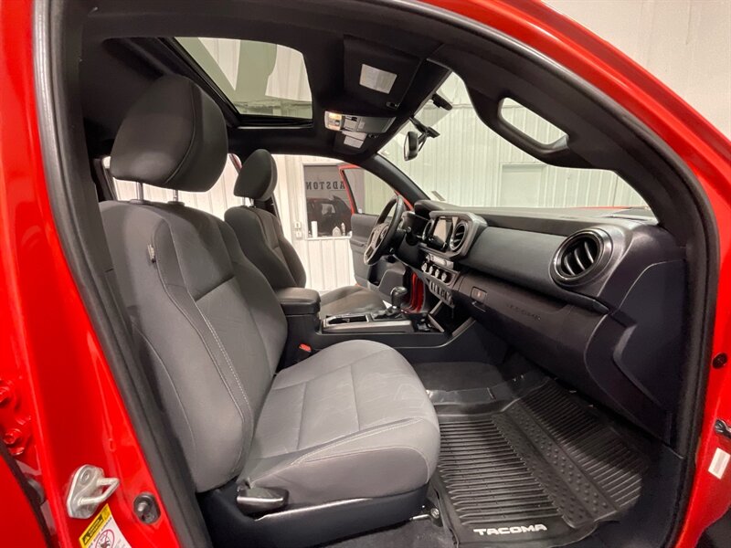 2017 Toyota Tacoma TRD Sport 4X4 / V6 / LIFT w. NEW WHEELS & TIRES /Sunroof / Heated Seats ./ Blind Spot Alert / Navigation & Backup Camera / ZERO RUST - Photo 14 - Gladstone, OR 97027