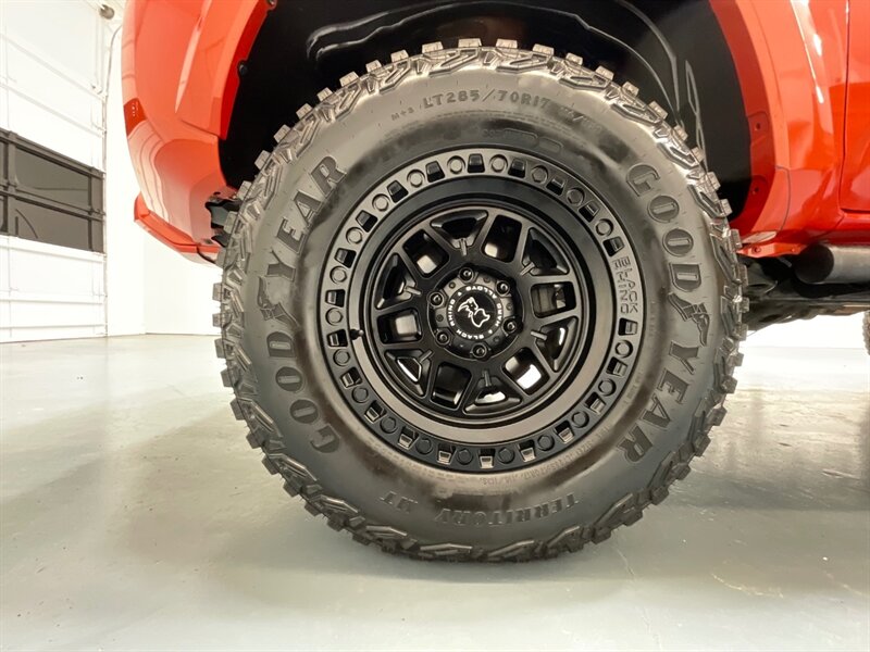 2017 Toyota Tacoma TRD Sport 4X4 / V6 / LIFT w. NEW WHEELS & TIRES /Sunroof / Heated Seats ./ Blind Spot Alert / Navigation & Backup Camera / ZERO RUST - Photo 22 - Gladstone, OR 97027