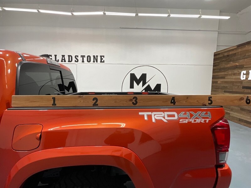 2017 Toyota Tacoma TRD Sport 4X4 / V6 / LIFT w. NEW WHEELS & TIRES /Sunroof / Heated Seats ./ Blind Spot Alert / Navigation & Backup Camera / ZERO RUST - Photo 9 - Gladstone, OR 97027