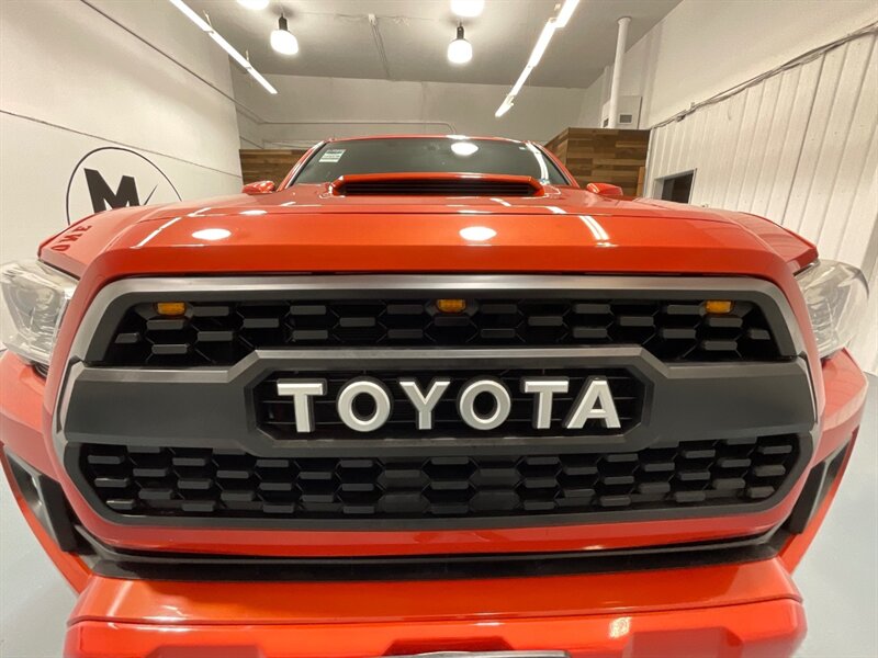 2017 Toyota Tacoma TRD Sport 4X4 / V6 / LIFT w. NEW WHEELS & TIRES /Sunroof / Heated Seats ./ Blind Spot Alert / Navigation & Backup Camera / ZERO RUST - Photo 30 - Gladstone, OR 97027