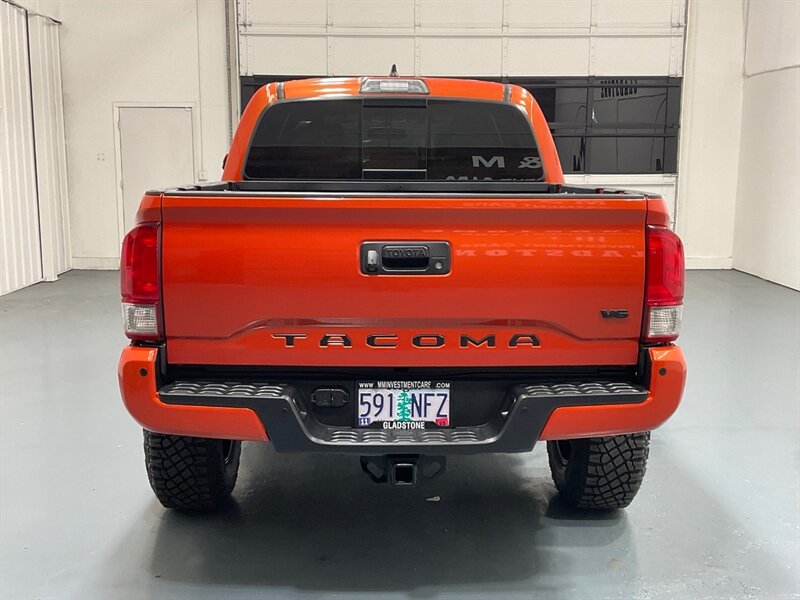 2017 Toyota Tacoma TRD Sport 4X4 / V6 / LIFT w. NEW WHEELS & TIRES /Sunroof / Heated Seats ./ Blind Spot Alert / Navigation & Backup Camera / ZERO RUST - Photo 6 - Gladstone, OR 97027