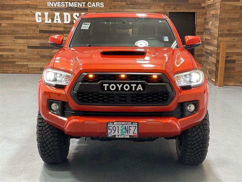 2017 Toyota Tacoma TRD Sport 4X4 / V6 / LIFT w. NEW WHEELS & TIRES /Sunroof / Heated Seats ./ Blind Spot Alert / Navigation & Backup Camera / ZERO RUST - Photo 5 - Gladstone, OR 97027