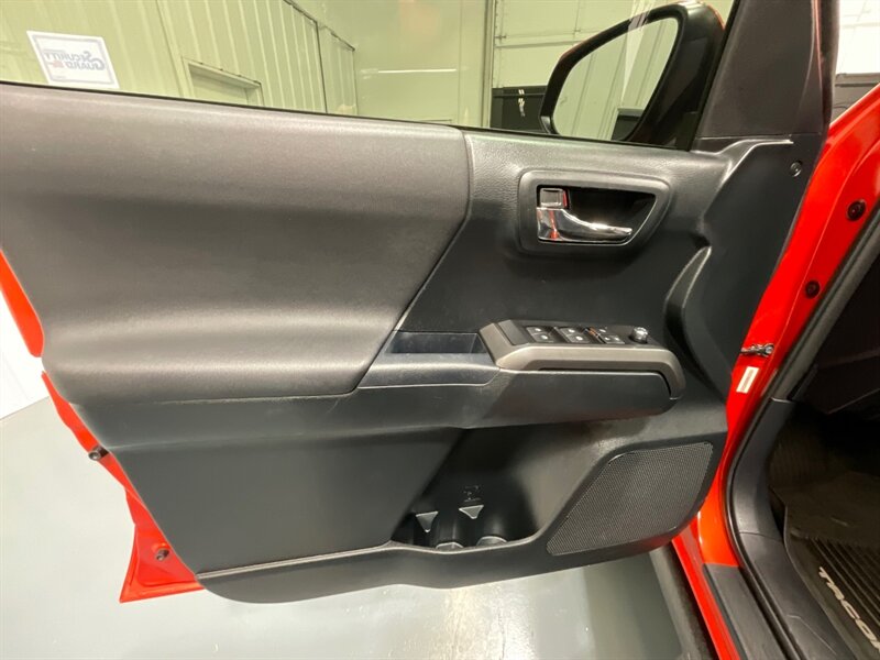 2017 Toyota Tacoma TRD Sport 4X4 / V6 / LIFT w. NEW WHEELS & TIRES /Sunroof / Heated Seats ./ Blind Spot Alert / Navigation & Backup Camera / ZERO RUST - Photo 32 - Gladstone, OR 97027