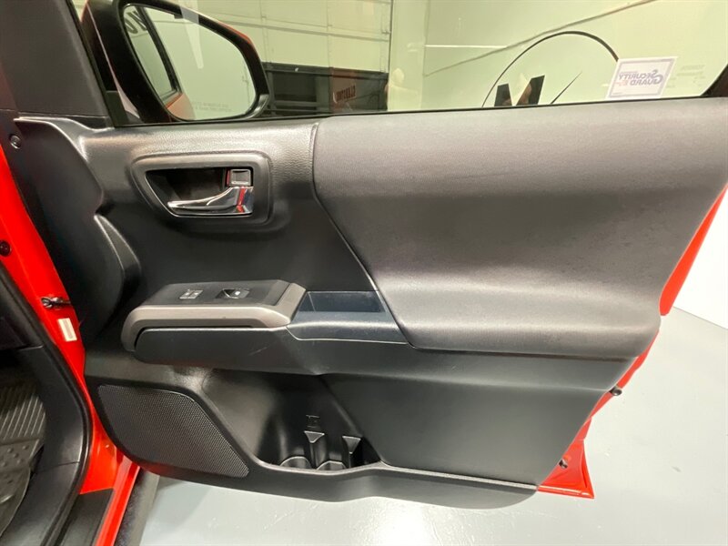 2017 Toyota Tacoma TRD Sport 4X4 / V6 / LIFT w. NEW WHEELS & TIRES /Sunroof / Heated Seats ./ Blind Spot Alert / Navigation & Backup Camera / ZERO RUST - Photo 33 - Gladstone, OR 97027