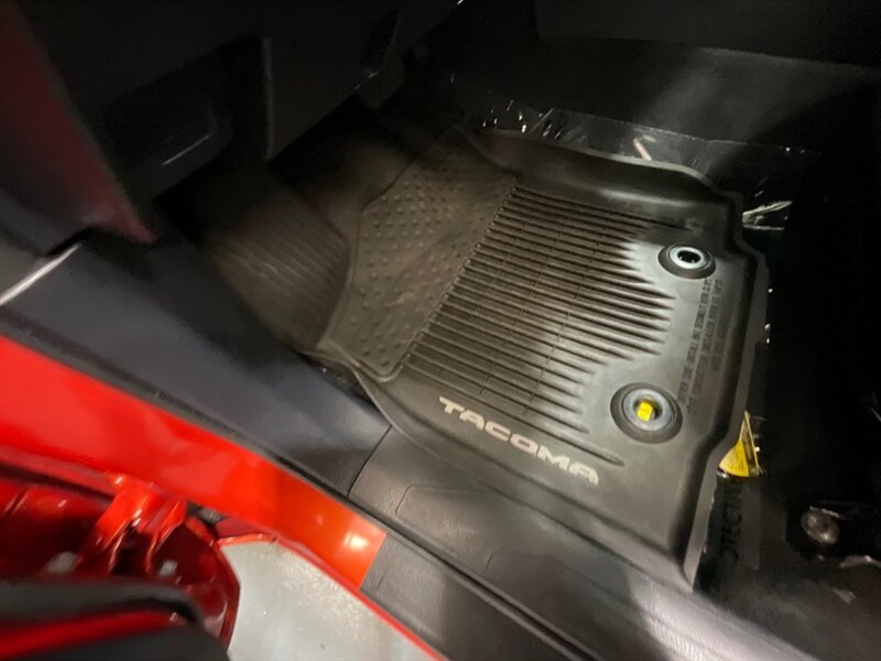 2017 Toyota Tacoma TRD Sport 4X4 / V6 / LIFT w. NEW WHEELS & TIRES /Sunroof / Heated Seats ./ Blind Spot Alert / Navigation & Backup Camera / ZERO RUST - Photo 38 - Gladstone, OR 97027