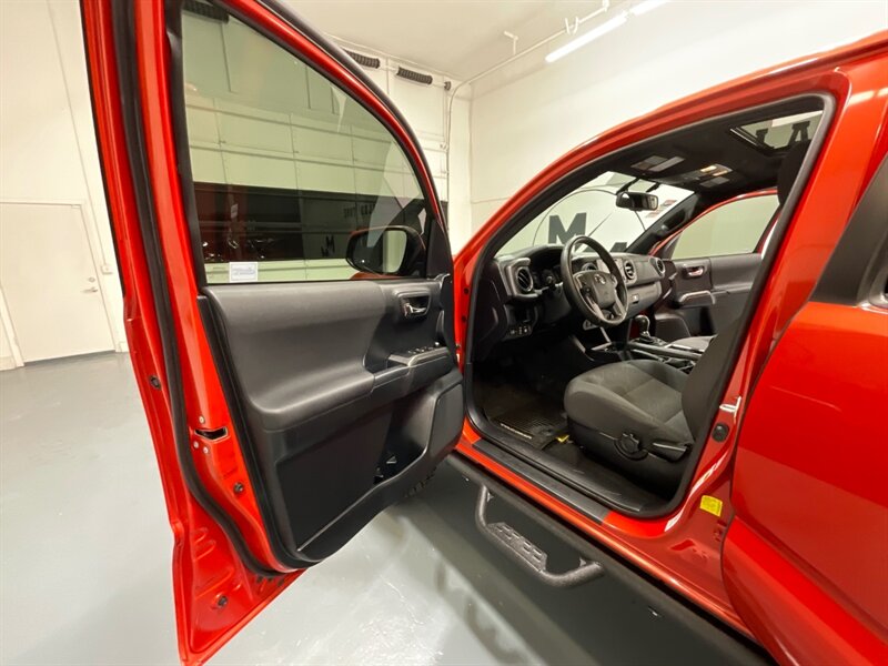 2017 Toyota Tacoma TRD Sport 4X4 / V6 / LIFT w. NEW WHEELS & TIRES /Sunroof / Heated Seats ./ Blind Spot Alert / Navigation & Backup Camera / ZERO RUST - Photo 31 - Gladstone, OR 97027