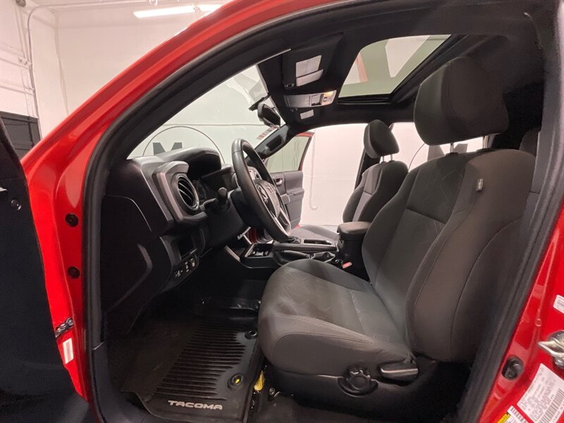 2017 Toyota Tacoma TRD Sport 4X4 / V6 / LIFT w. NEW WHEELS & TIRES /Sunroof / Heated Seats ./ Blind Spot Alert / Navigation & Backup Camera / ZERO RUST - Photo 35 - Gladstone, OR 97027