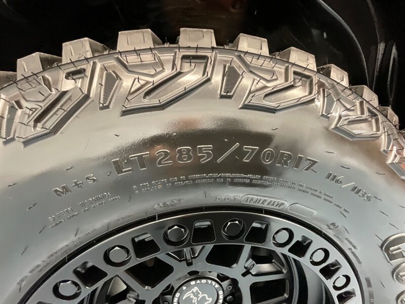 2017 Toyota Tacoma TRD Sport 4X4 / V6 / LIFT w. NEW WHEELS & TIRES /Sunroof / Heated Seats ./ Blind Spot Alert / Navigation & Backup Camera / ZERO RUST - Photo 58 - Gladstone, OR 97027