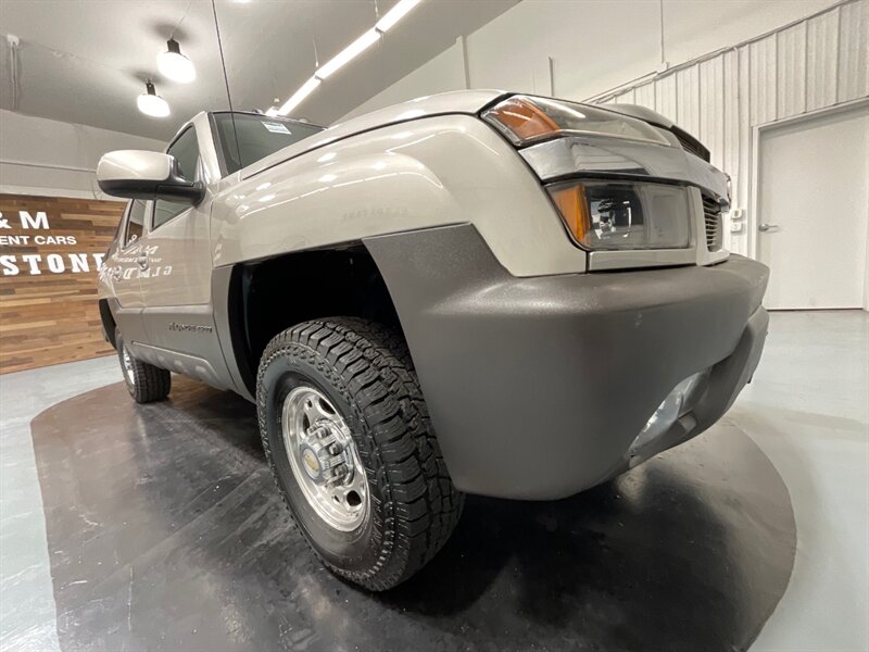 2004 Chevrolet Avalanche 2500 Sport Utility Pickup 4X4 / 8.1L V8 / Leather  / Sunroof / CLEAN - Photo 38 - Gladstone, OR 97027