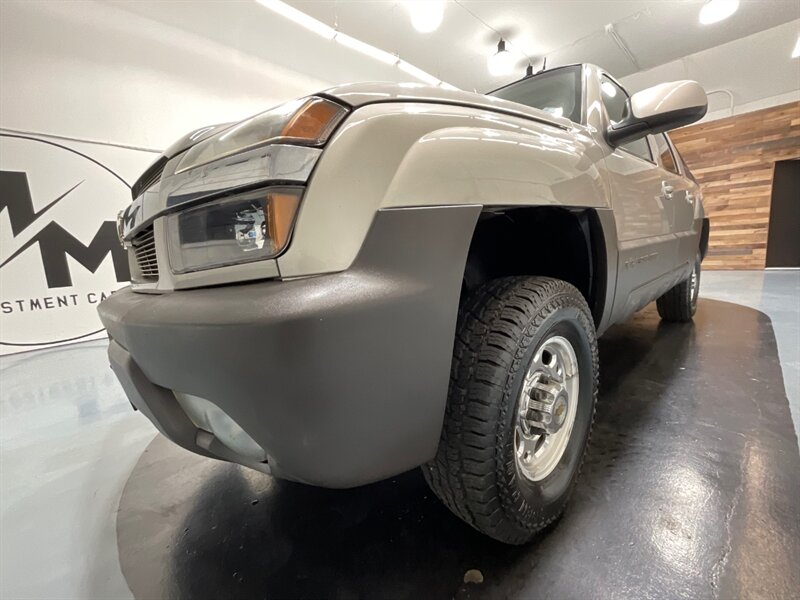 2004 Chevrolet Avalanche 2500 Sport Utility Pickup 4X4 / 8.1L V8 / Leather  / Sunroof / CLEAN - Photo 37 - Gladstone, OR 97027