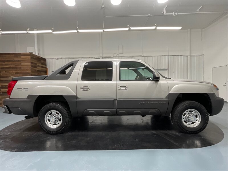 2004 Chevrolet Avalanche 2500 Sport Utility Pickup 4X4 / 8.1L V8 / Leather  / Sunroof / CLEAN - Photo 4 - Gladstone, OR 97027