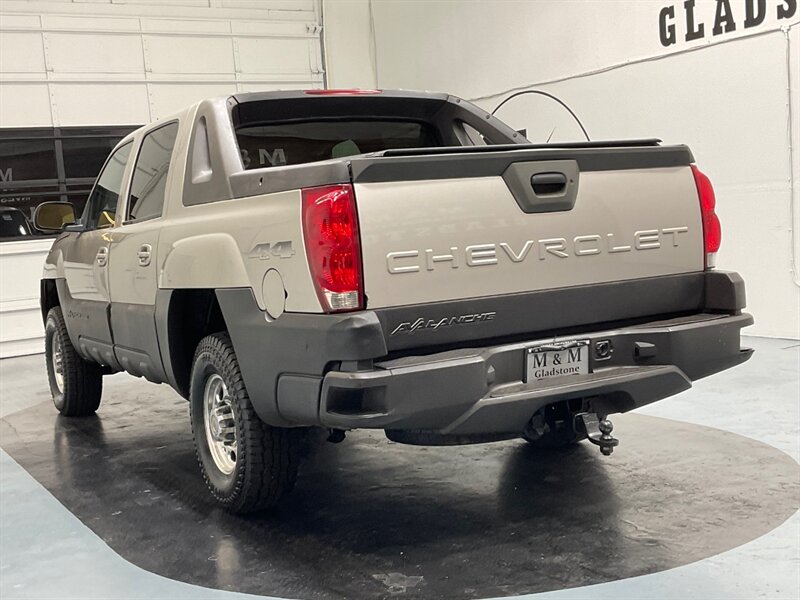 2004 Chevrolet Avalanche 2500 Sport Utility Pickup 4X4 / 8.1L V8 / Leather  / Sunroof / CLEAN - Photo 8 - Gladstone, OR 97027