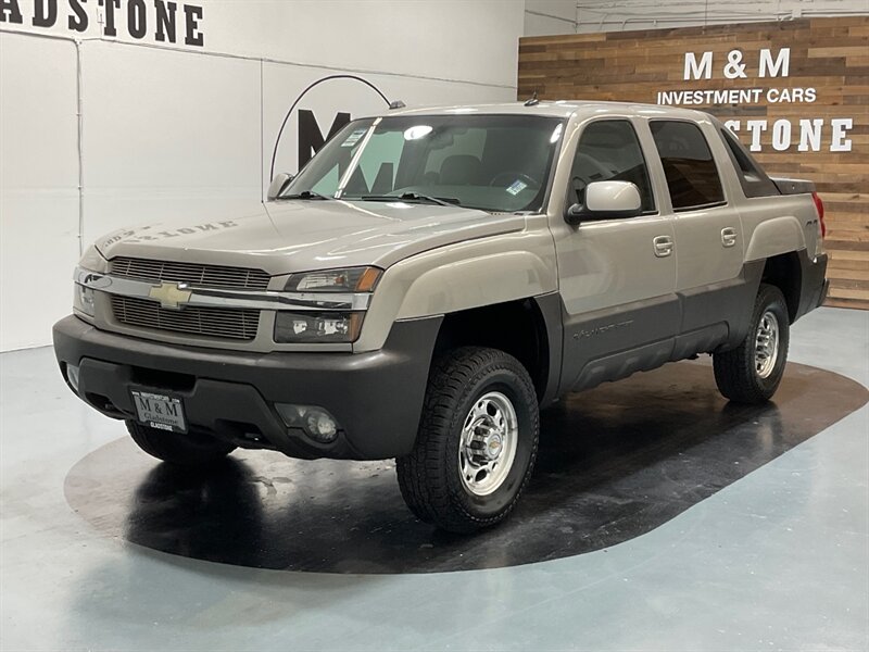 2004 Chevrolet Avalanche 2500 Sport Utility Pickup 4X4 / 8.1L V8 / Leather  / Sunroof / CLEAN - Photo 1 - Gladstone, OR 97027