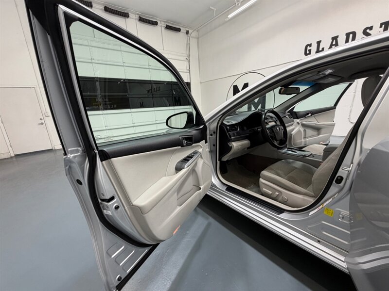 2014 Toyota Camry Hybrid XLE / Backup Camera / Local Car /Excel Cond - Photo 32 - Gladstone, OR 97027