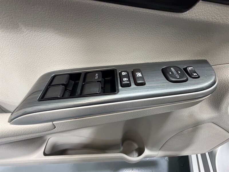 2014 Toyota Camry Hybrid XLE / Backup Camera / Local Car /Excel Cond - Photo 19 - Gladstone, OR 97027