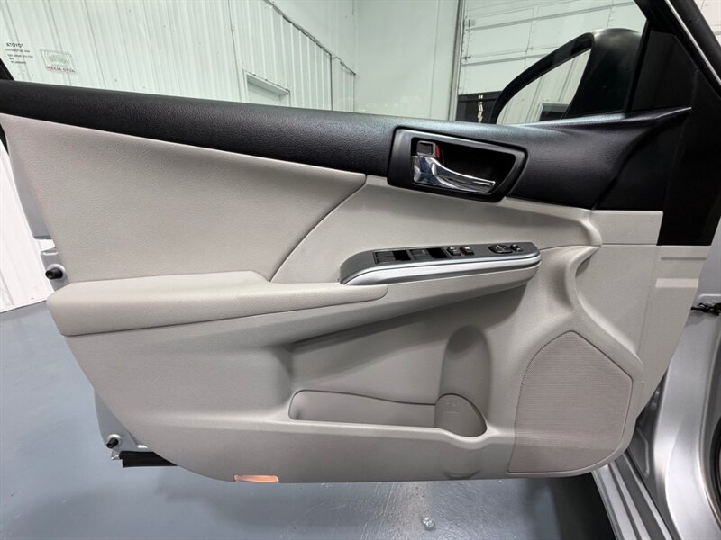2014 Toyota Camry Hybrid XLE / Backup Camera / Local Car /Excel Cond - Photo 33 - Gladstone, OR 97027