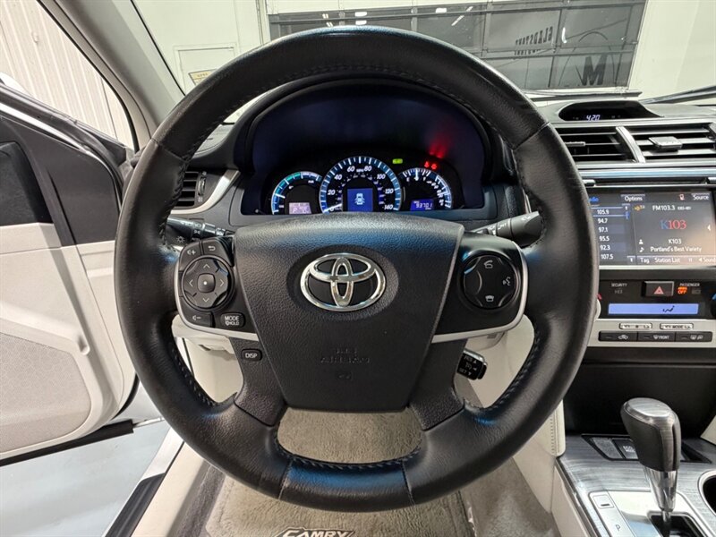 2014 Toyota Camry Hybrid XLE / Backup Camera / Local Car /Excel Cond - Photo 13 - Gladstone, OR 97027
