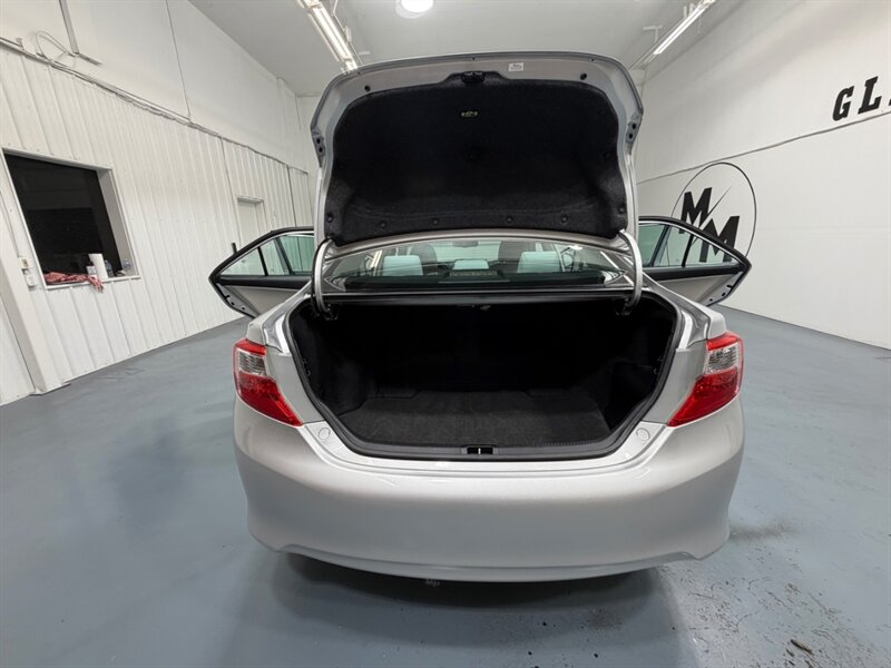 2014 Toyota Camry Hybrid XLE / Backup Camera / Local Car /Excel Cond - Photo 31 - Gladstone, OR 97027