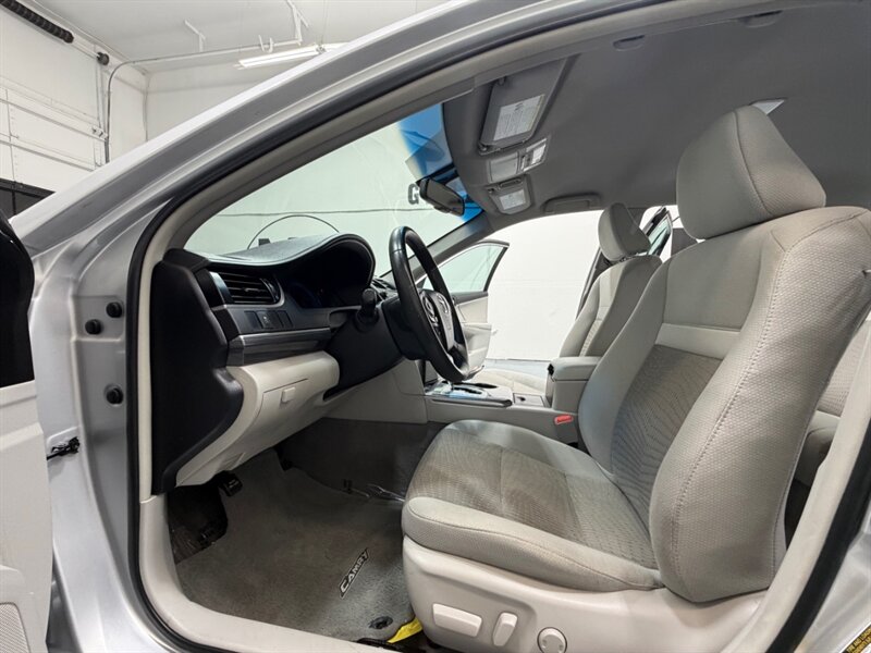 2014 Toyota Camry Hybrid XLE / Backup Camera / Local Car /Excel Cond - Photo 9 - Gladstone, OR 97027