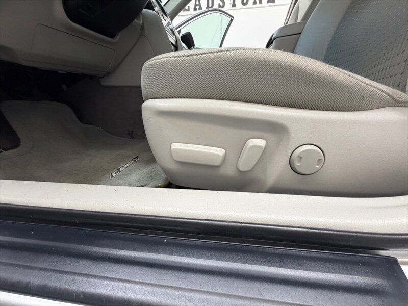 2014 Toyota Camry Hybrid XLE / Backup Camera / Local Car /Excel Cond - Photo 18 - Gladstone, OR 97027