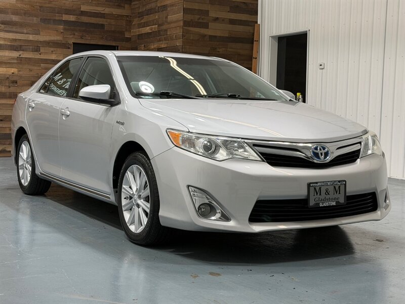 2014 Toyota Camry Hybrid XLE / Backup Camera / Local Car /Excel Cond - Photo 2 - Gladstone, OR 97027