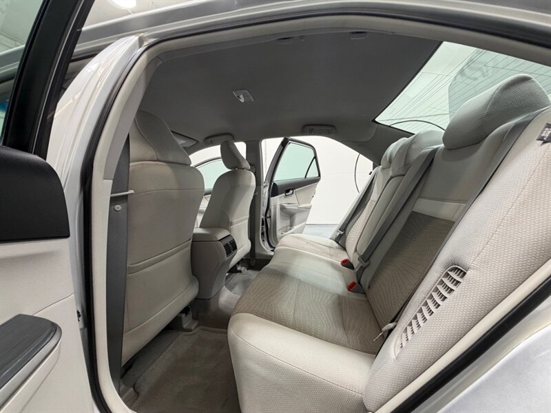 2014 Toyota Camry Hybrid XLE / Backup Camera / Local Car /Excel Cond - Photo 10 - Gladstone, OR 97027