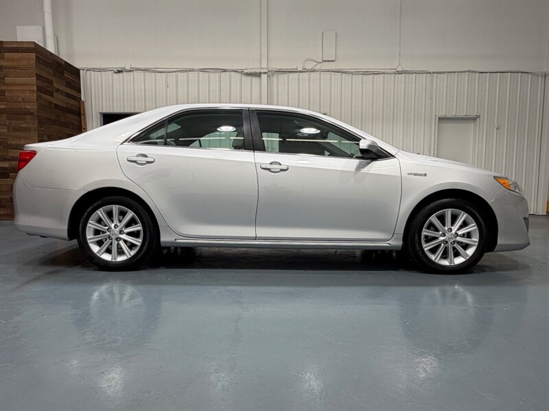 2014 Toyota Camry Hybrid XLE / Backup Camera / Local Car /Excel Cond - Photo 4 - Gladstone, OR 97027