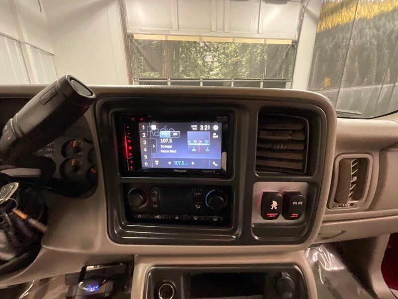 2006 Chevrolet Silverado 2500 LT Crew Cab 4X4 / 6.6L DIESEL / Leather / LIFTED  LOCAL OREGON TRUCK / RUST FREE / LIFTED w/ 35 " TIRES & 20 " AE WHEELS / SHARP & SUPER CLEAN !! - Photo 19 - Gladstone, OR 97027