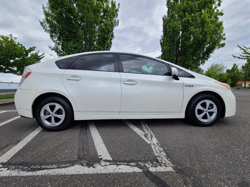 2012 Toyota Prius Two Hatchback / HYBRID / Blue-Tooth / Fresh Trade  / 4-cyl 1.8L / GAS SAVER / Excellent Condition - Photo 4 - Portland, OR 97217