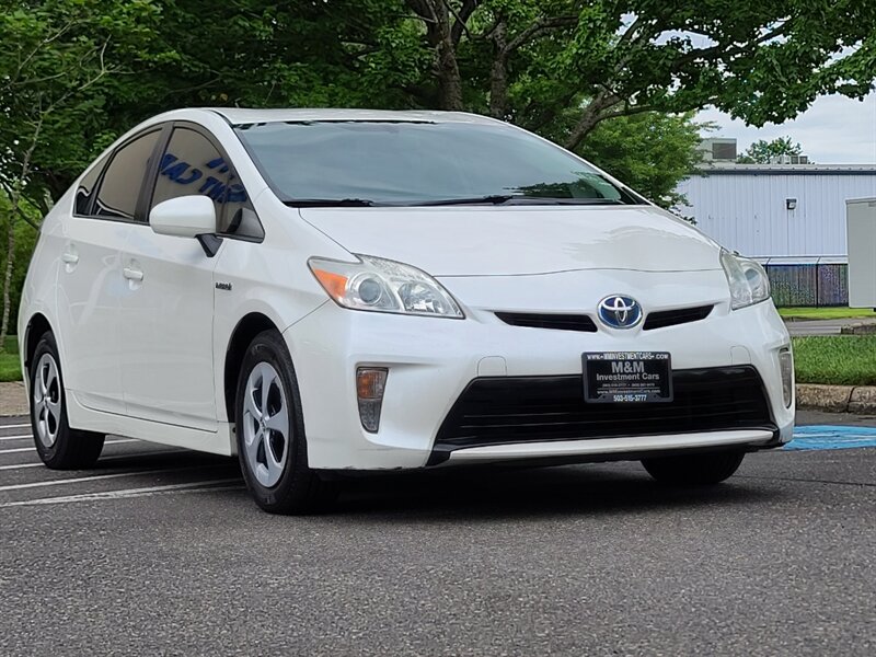 2012 Toyota Prius Two Hatchback / HYBRID / Blue-Tooth / Fresh Trade  / 4-cyl 1.8L / GAS SAVER / Excellent Condition - Photo 2 - Portland, OR 97217