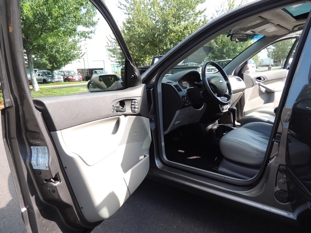 2006 Ford Focus ZX5 SES / 4-Door / Hatchback/ Leather/ Sunroof   - Photo 13 - Portland, OR 97217