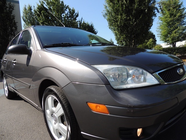 2006 Ford Focus ZX5 SES / 4-Door / Hatchback/ Leather/ Sunroof   - Photo 10 - Portland, OR 97217