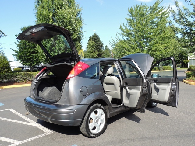 2006 Ford Focus ZX5 SES / 4-Door / Hatchback/ Leather/ Sunroof   - Photo 27 - Portland, OR 97217