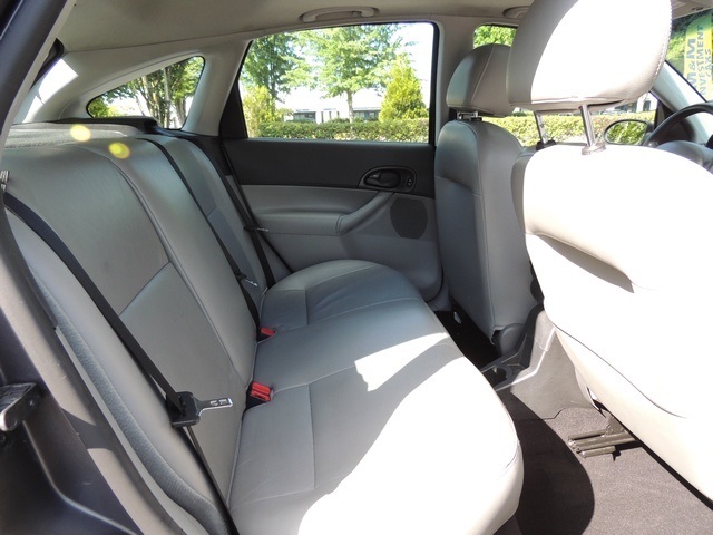 2006 Ford Focus ZX5 SES / 4-Door / Hatchback/ Leather/ Sunroof   - Photo 17 - Portland, OR 97217