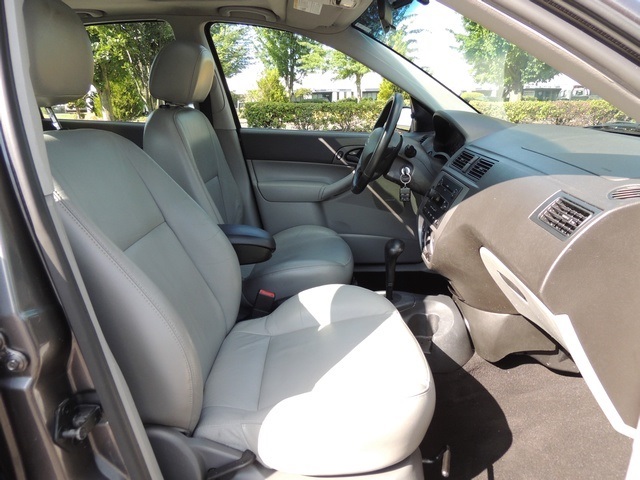 2006 Ford Focus ZX5 SES / 4-Door / Hatchback/ Leather/ Sunroof   - Photo 18 - Portland, OR 97217