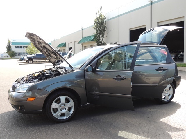 2006 Ford Focus ZX5 SES / 4-Door / Hatchback/ Leather/ Sunroof   - Photo 25 - Portland, OR 97217